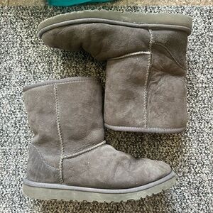Women’s Ugg’s Grey size 6 short boot